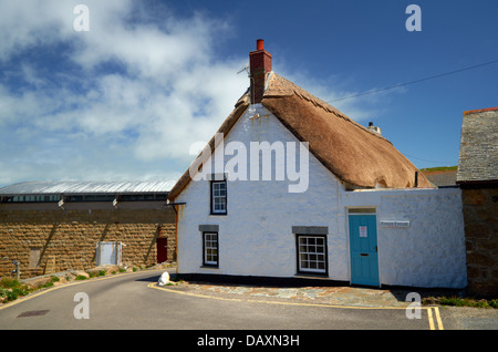 Reetdachhaus an der Sennen Cove - Cornwall, England, UK Stockfoto