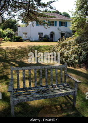 Holzbank an der Unterseite des Gartens, Devon, UK 2013 Stockfoto