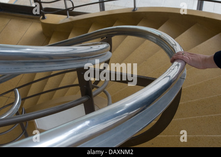 Chrom Handlauf an Treppe in De La Warr Pavilion Bexhill am Meer Sussex Stockfoto