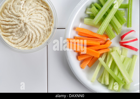 Stil Houmous oder Hummus mit Gemüse Stockfoto