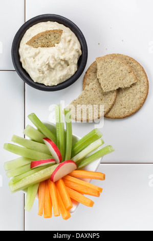 Stil Houmous mit frischem Gemüse und Haferkeksen Stockfoto