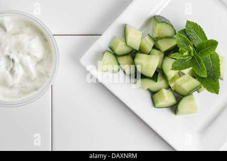 Tzatziki mit Gurke und Minze Stockfoto