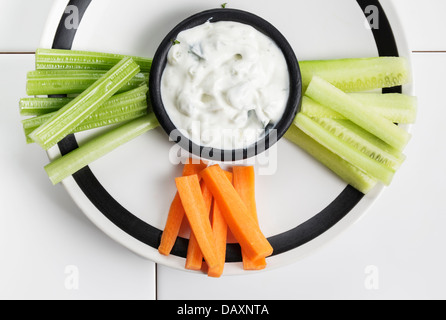 Tzatziki mit frischem Gemüse Stockfoto