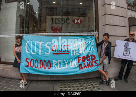 London, UK. 20. Juli 2013. Anti-Kürzungen direkte Aktion Netzwerk Gruppe UK Uncut Ziel HSBC Niederlassungen bundesweit in Tafeln aus Protest gegen die Auswirkungen der Regierung Wohlfahrt Ausgabenkürzungen auf Lebensmittel Armut umgewandelt werden. HSBC ist für seinen Gebrauch von Steueroasen angestrebt und die Action kommt am Tag nach der Veröffentlichung des Aktionsplans G20-Regierungen zur Bekämpfung der Steuerhinterziehung durch multinationale Unternehmen. Bildnachweis: Martyn Wheatley/Alamy Live News Stockfoto