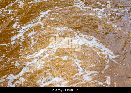 Eisen Inhalt verfärbt Wasser aus Schleuse auf der Trent und Mersey Kanal in der Nähe von Ritt Heide Cheshire England Vereinigtes Königreich UK Stockfoto