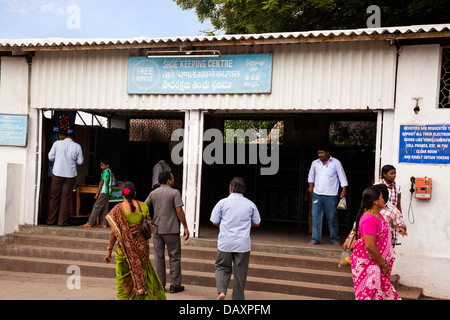 Touristen am Schuh halten im Zentrum in einem Tempel Birla Mandir, Hyderabad, Andhra Pradesh, Indien Stockfoto