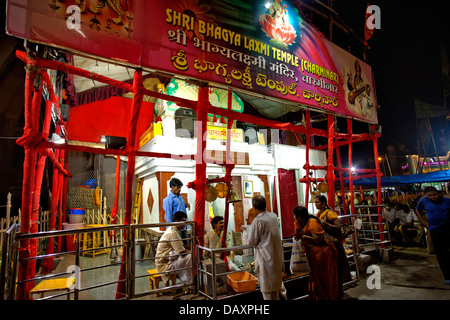 Menschen im Tempel, Shri Bhagya Laxmi Tempel, Charminar Basar, Hyderabad, Andhra Pradesh, Indien Stockfoto