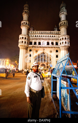 Verkehrspolizist im Dienst mit Charminar im Hintergrund, Hyderabad, Andhra Pradesh, Indien Stockfoto