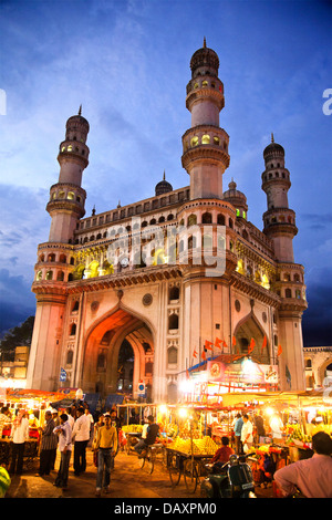 Fassade einer Moschee bei Dämmerung, Charminar, Hyderabad, Andhra Pradesh, Indien Stockfoto