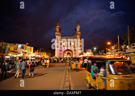 Verkehr auf der Straße mit Moschee im Hintergrund Charminar Basar, Hyderabad, Andhra Pradesh, Indien Stockfoto