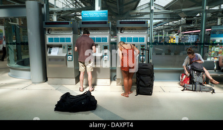 Leute Passagiere Bahn-Tickets bei automatischen fahrkartenautomaten auf dem Zusammentreffen an der Swansea Bahnhof in South Wales UK KATHY DEWITT Stockfoto