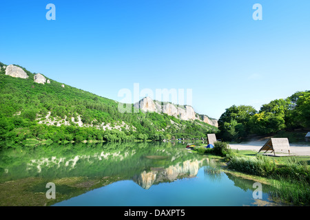 Rocky Mountains widerspiegelt im klaren See Stockfoto