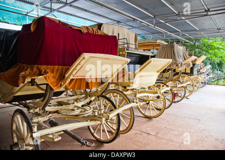 Buggys in einer Zeile, Chowmahalla Palast, Hyderabad, Andhra Pradesh, Indien Stockfoto