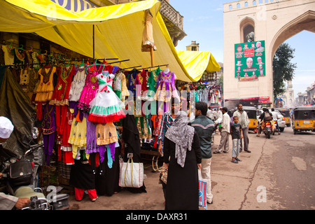 Menschen auf dem Markt Charminar Basar, Hyderabad, Andhra Pradesh, Indien Stockfoto