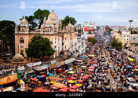 Erhöhte Ansicht der Straße, die vollgepackt mit Verkehr, Charminar Basar, Hyderabad, Andhra Pradesh, Indien Stockfoto