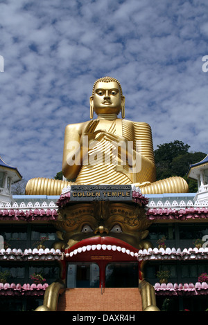 GROßE BUDDHA & goldenen Tempel DAMBULLA SriLanka 8. März 2013 Stockfoto