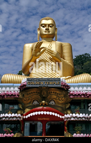 GROßE BUDDHA & goldenen Tempel DAMBULLA SriLanka 8. März 2013 Stockfoto