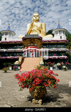 GROßE BUDDHA & goldenen Tempel DAMBULLA SriLanka 8. März 2013 Stockfoto