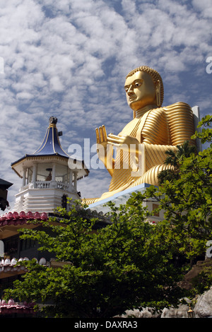 GROßE BUDDHA & goldenen Tempel DAMBULLA SriLanka 8. März 2013 Stockfoto