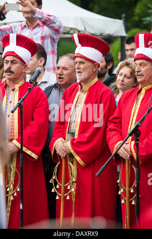 Türkische traditionelle militärische Fanfare "Mehter" führt live für das Publikum während türkisches fest, Bukarest, Rumänien. Stockfoto