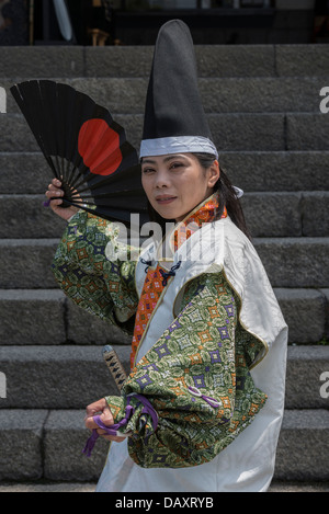 Mädchen in Samurai-Kostümen auf der Burg Shimabara, Japan Stockfoto