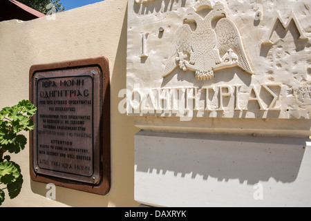 Wappen und griechischen religiöses Symbol, Kreuz, Plakette mit dem Namen auf der Mauer des Klosters in Kreta, Griechenland Stockfoto