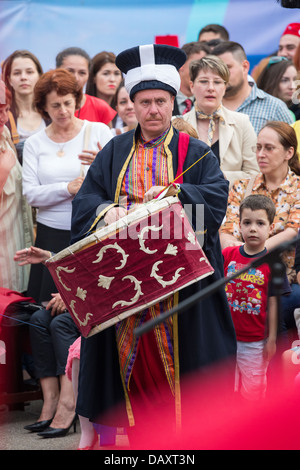 Nicht identifizierte Mitglied der traditionellen türkischen Militärmusik führt an Drums während des türkischen Festivals, Bukarest, Rumänien. Stockfoto