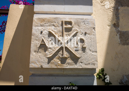 Wappen und griechischen religiöses Symbol Kreuz auf Mauer des Klosters in Kreta, Griechenland Stockfoto