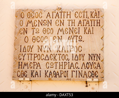 Griechischen religiöses Symbol, Kreuz, Plakette mit dem Namen auf der Mauer des Klosters in Kreta, Griechenland Stockfoto