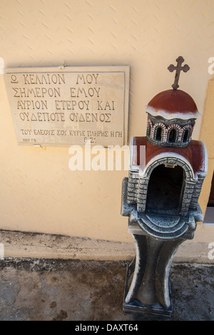 Griechischen religiöses Symbol, Kreuz, Plakette mit dem Namen auf der Mauer des Klosters in Kreta, Griechenland Stockfoto