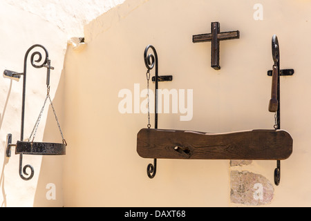 Griechischen religiöses Symbol, Kreuz, Plakette mit dem Namen auf der Mauer des Klosters in Kreta, Griechenland Stockfoto