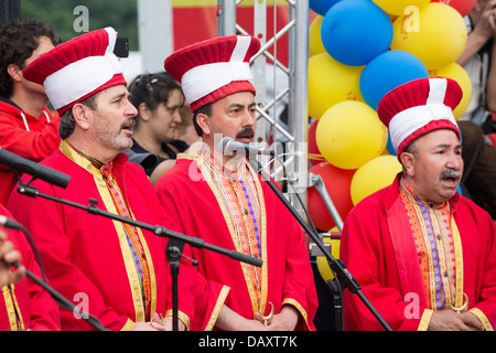 Türkische traditionelle militärische Fanfare "Mehter" führt live für das Publikum während türkisches fest, Bukarest, Rumänien. Stockfoto