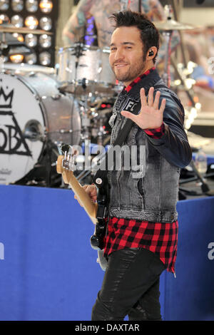 New York City, USA, 19. Juli 2013.  Pete Wentz von Fall Out Boy führt auf NBC "Today" bei der NBC TODAY Show am 19. Juli 2013 in New York, New York Credit: Dpa picture-Alliance/Alamy Live News Stockfoto