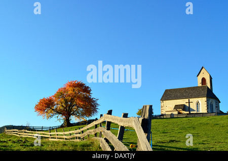 Die Kirche von St. Jakob (San Giacomo) in der Nähe von St. Magdalena (St. Magdalena) in der Villnosstal in Südtirol in Italien im Herbst. Stockfoto