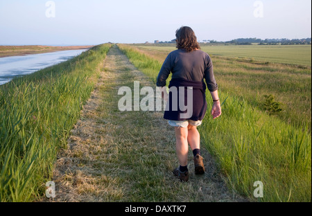 Frau zu Fuß entlang der Küstenweg Alderton und Bawdsey Suffolk England Stockfoto