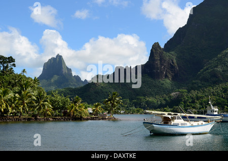 Boot in Cooks Bay mit Moua Puta Berg auf der tropischen Pazifik Insel Moorea, in der Nähe von Tahiti in Französisch-Polynesien. Stockfoto