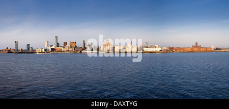 Panoramablick von Liverpools Wasser vom Fluss Mersey. Stockfoto