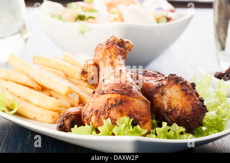 Hähnchen-Drumsticks mit vorbereiteten Kartoffeln. Selektiven Fokus Stockfoto