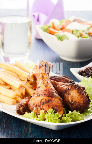 Hähnchen-Drumsticks mit vorbereiteten Kartoffeln. Selektiven Fokus Stockfoto