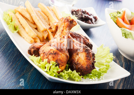 Hähnchen-Drumsticks mit vorbereiteten Kartoffeln. Selektiven Fokus Stockfoto