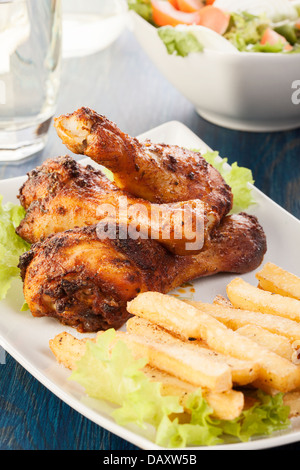 Hähnchen-Drumsticks mit vorbereiteten Kartoffeln. Selektiven Fokus Stockfoto