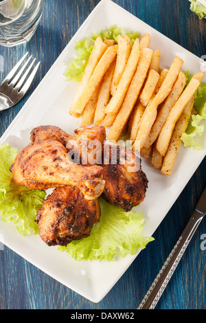 Hähnchen-Drumsticks mit vorbereiteten Kartoffeln. Selektiven Fokus Stockfoto