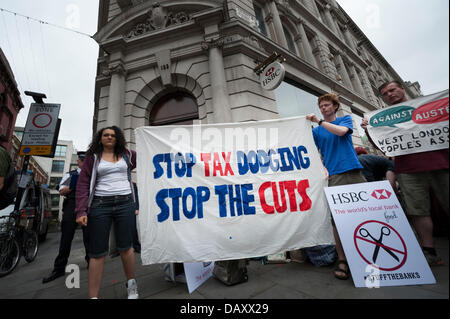 London, UK. 20. Juli 2013. UK Uncut Lebensmittelbank außerhalb einer geschlossenen Regent Street-Zweig der HSBC eingerichtet. Der bundesweite Aktionstag der Protest-Gruppe glaubt, dass das Finanzinstitut schuldig wie die Großbritanniens größten Bonus-mampfen, Krise verursacht, Steuer auszuweichen Bank. Stockfoto