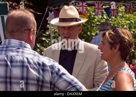 Pfarrer zu den Einheimischen am worldham Dorffest, Hampshire, uk. Sonntag, 14. Juli 2013. Stockfoto