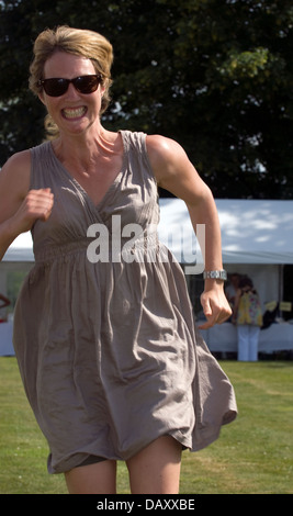 Frau, die an Erwachsenen Rennen bei worldham Dorffest, Hampshire, uk. Sonntag, den 14. Juli 2013. Stockfoto