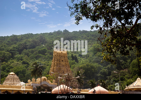 Fassade eines Tempels mit Hügel im Hintergrund, Simhachalam Tempel, Simhachalam, Visakhapatnam, Andhra Pradesh, Indien Stockfoto