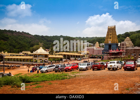 Fassade eines Tempels mit Hügel im Hintergrund, Simhachalam Tempel, Simhachalam, Visakhapatnam, Andhra Pradesh, Indien Stockfoto