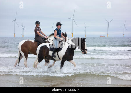 Samstag, 20. Juli 2013, Redcar, Nord-Ost-England, Vereinigtes Königreich. Reiter, um das Beste aus den kühleren Bedingungen auf Redcar Strand. Temperaturen werden voraussichtlich steigen wieder nach dem Wochenende Credit: ALANDAWSONPHOTOGRAPHY/Alamy Live News Stockfoto