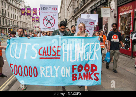 London, UK. 20. Juli 2013. Demonstranten marschieren entlang Regents Street UK Uncut halten Demonstrationen vor zwei London Niederlassungen der HSBC in Protest gegen was sie ist Steuer ausweichen von der Bank sagen als Laufwerk mehr Menschen Vertrauen auf Foodbanks Sozialabbau. Bildnachweis: Paul Davey/Alamy Live-Nachrichten Stockfoto