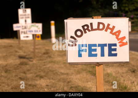 Am Straßenrand Werbung sign worldham Dorffest, Hampshire, UK, am Sonntag, den 14. Juli 2013. Stockfoto